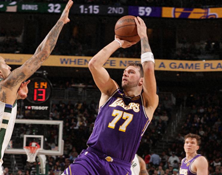 半场领先31分！东契奇41+9+6艾顿20+10 字母哥32+10湖人大胜雄鹿